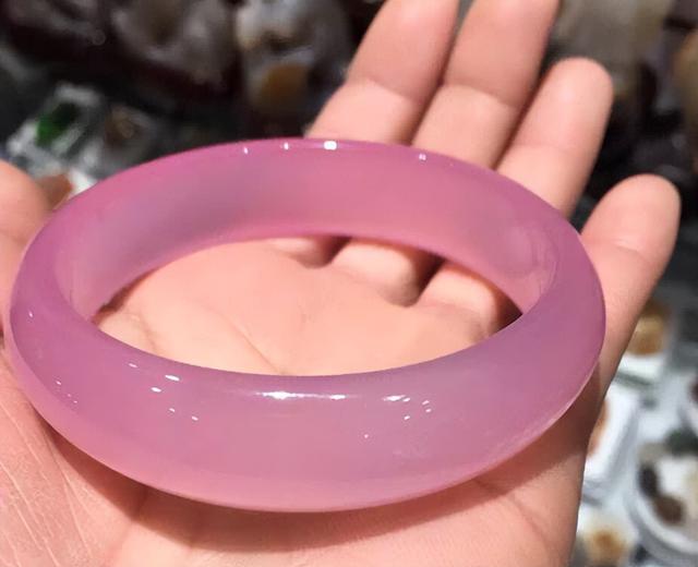 粉色玉镯是真玉吗,粉色玉镯是真玉吗值钱吗(先不要垂涎它的美色)