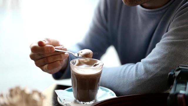 摩卡咖啡和拿铁咖啡的区别，摩卡和拿铁的区别是什么（认清拿铁、摩卡、康宝蓝、玛奇朵、卡布奇诺的区别）