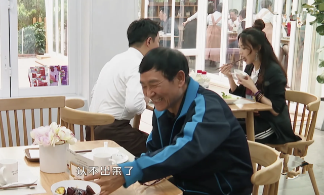 曾经在我眼前却又消失不见，曾经在我眼前却又消失不见歌词（“我会反复爱上你）