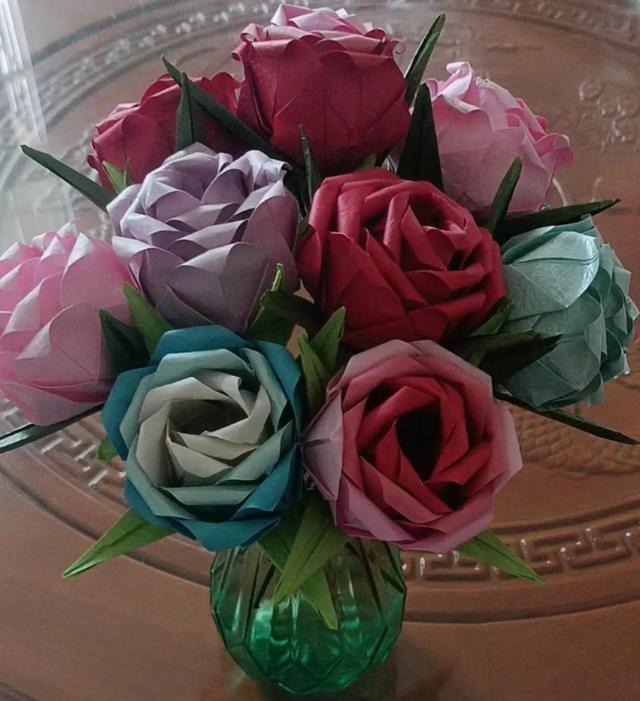 玫瑰花怎么折最简单的折法，玫瑰花怎么折最简单的折法,用卫生纸（漂亮的玫瑰花手工折纸教程）