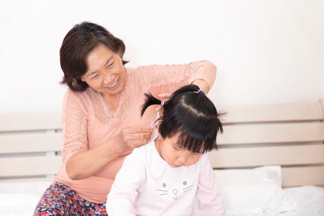 儿子打爸爸是什么行为，爸爸打儿子正常吗（一言不合就动手）