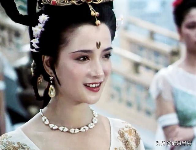 何美钿经典古装形象，一对比颜值差距就出来了