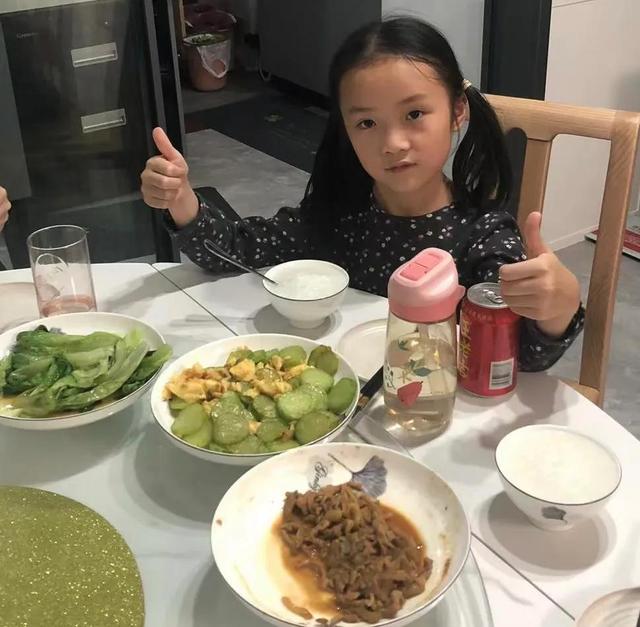 青瓜炒蛋的做法，青瓜炒蛋做法（入得厨房——孙娃琦琦周末下厨“青瓜炒鸡蛋”图文欣赏）