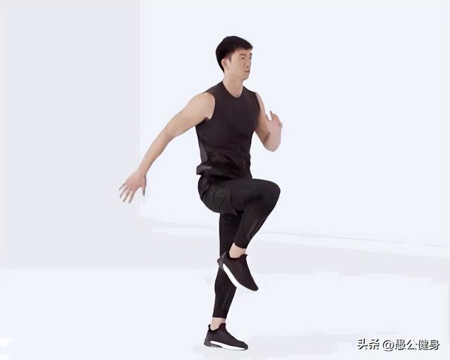 原地快速高抬腿动作方法，高抬腿的正确动作能锻炼哪里的肌肉