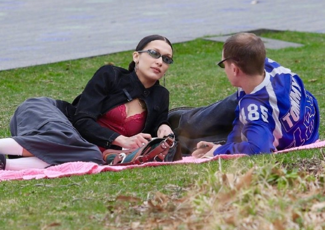 美女露%100的奶头无挡动态图，25岁超模贝拉约会衣着超大胆