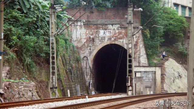 沙坪坝哪个出口离高铁站最近，沙坪坝高铁站离西站有多远（曾经是襄渝客车进出重庆站的必经之路）