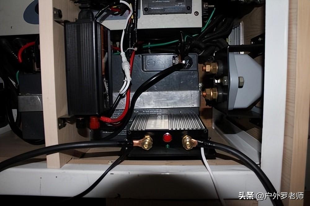 汽车保险丝盒有什么用，汽车保险盒保险丝（为何要安装电瓶隔离器）