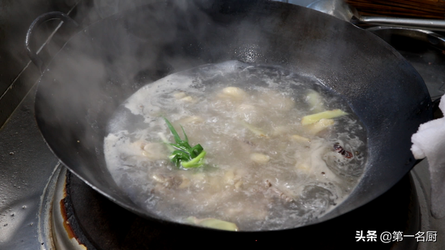 如何炖老母鸡汤好喝又营养，母鸡汤放什么材料煲汤好喝（鸡汤这样炖绝了）