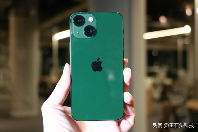 苹果官方推出绿色系iPhone 13，苹果官方推出绿色系iPhone（被网友换成了“邮政标”）