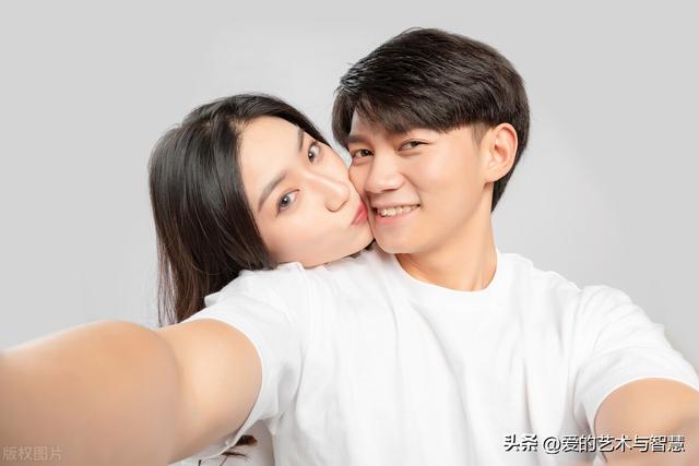 如何判断男生是不是喜欢你，11个小动作教你如何判断出男生是否喜欢你！（你心动的男孩子是不是同样喜欢你）