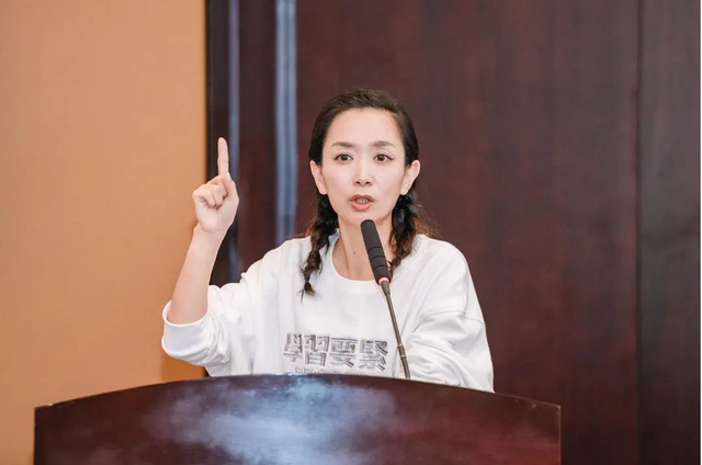 王芳个人资料简介，王芳个人资料（从情感主播到直播卖书一姐）