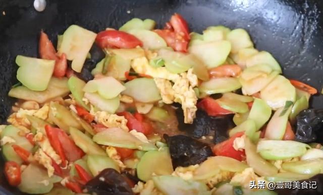 怎样做美味的佛手瓜木耳炒鸡蛋，佛手瓜和木耳鸡蛋一起吃的功效（佛手瓜不要直接炒了）