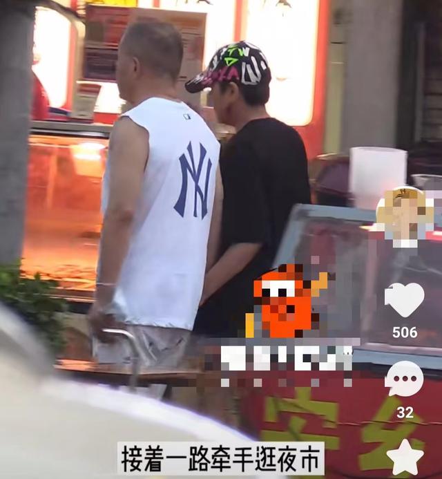 张凯丽与富豪老公逛夜市，穿百元T恤甜蜜牵手，结婚26年仍似热恋