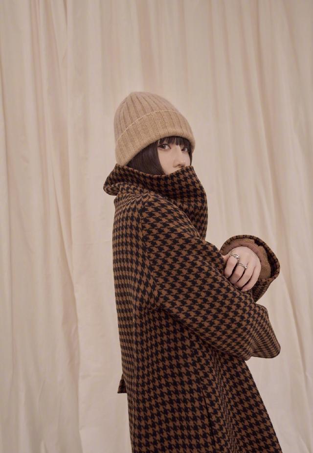 千鸟格裤子搭配什么色尼大衣，千鸟格裤子穿搭（千鸟格大衣高级穿搭）