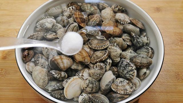蛤蜊和花甲的区别，蛤蜊是不是花甲（少吃猪肉多吃花甲）