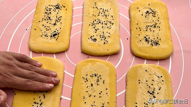 烫面饼怎么做又软又香，烫面饼怎么做又软又香窍门（出锅暄软多层）