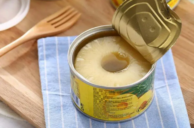 凤梨里面是籽还是虫，凤梨里面的是黑籽还是虫卵（现在还有多少人不知道菠萝和凤梨的关系）