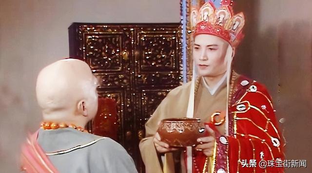 《西游记》中,唐太宗李世民钦赐给唐僧一个紫金钵盂,用以路上化缘.