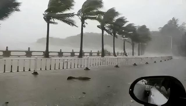 关于台风来了的说说，台风到来的说说（像一个邪恶的魔鬼）