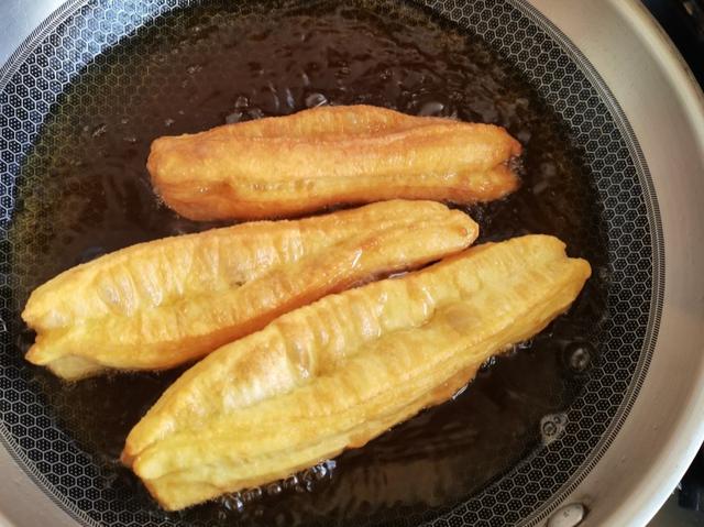 油条面怎样做才能又酥又松软,油条怎么和面才外酥里嫩(做对了蓬松酥脆