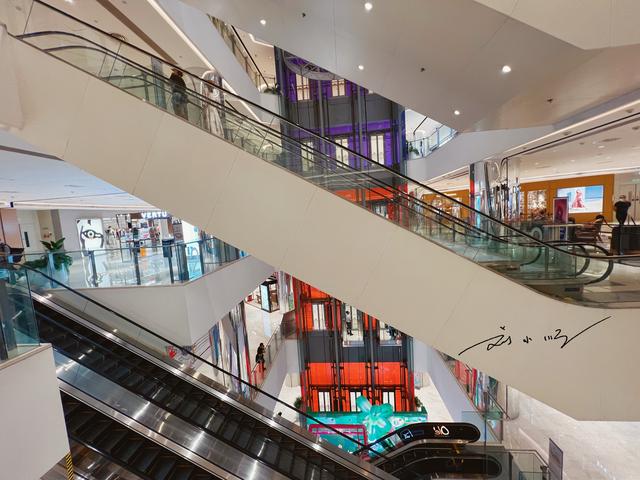 离我最近的百货商场，离我最近的商场百货（重庆解放碑旁边有个重庆时代广场）