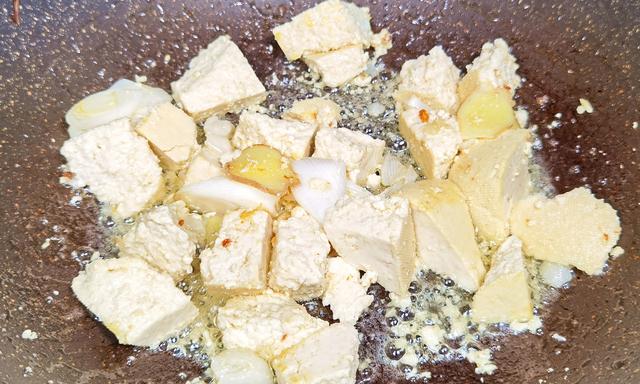 武昌鱼怎么做好吃，干烧武昌鱼的做法（炖豆腐吃特别香）