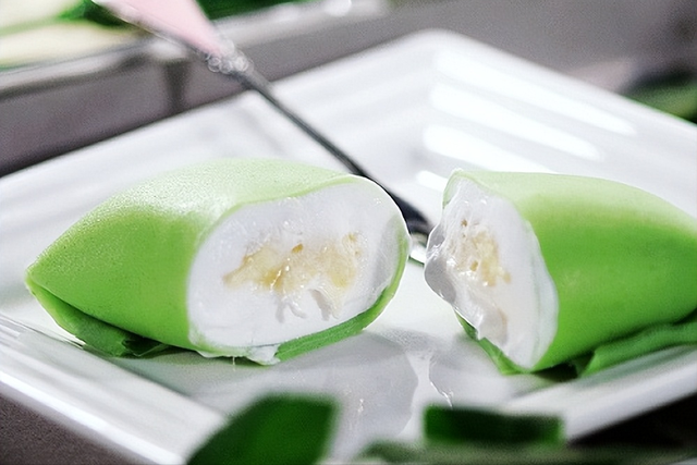 草莓牛奶汁做法，草莓牛奶饮品做法（夏天用水果自己做甜品）