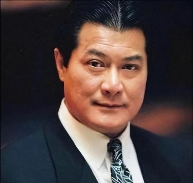 邓光荣为沈殿霞出头被人枪指头，2001年邓光荣晨跑被砍