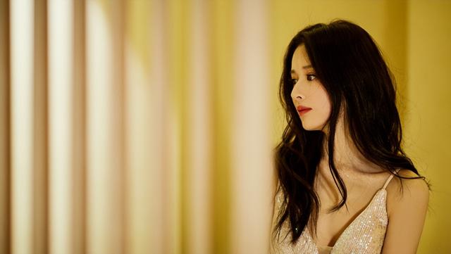 颖儿，颖儿个人资料简历（一身吊带裙尽显女人味图片）