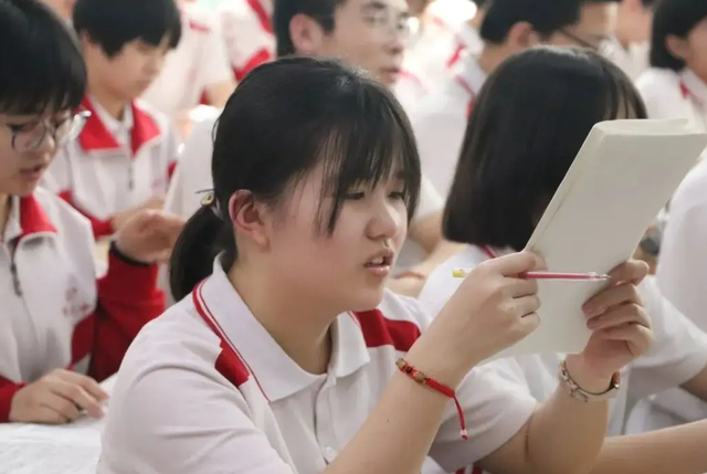 高中毕业证什么时候可以拿到，高中毕业证什么时候领（高中生苦读三年才发现）