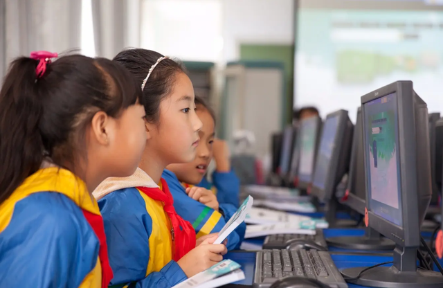 男孩子喜欢什么样的生日蛋糕，男孩子喜欢什么样的生日蛋糕呢（家长给男孩准备“课本”蛋糕）