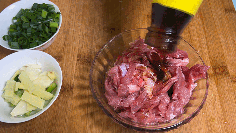 肉炒土豆丝怎么炒好吃，土豆丝炒肉怎样炒好吃（土豆肉丝在家这样做）