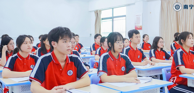 广西英华国际职业学院学费，广西英华国际职业学院2019年招生章程（2022年南宁市民办高中排名收费标准）