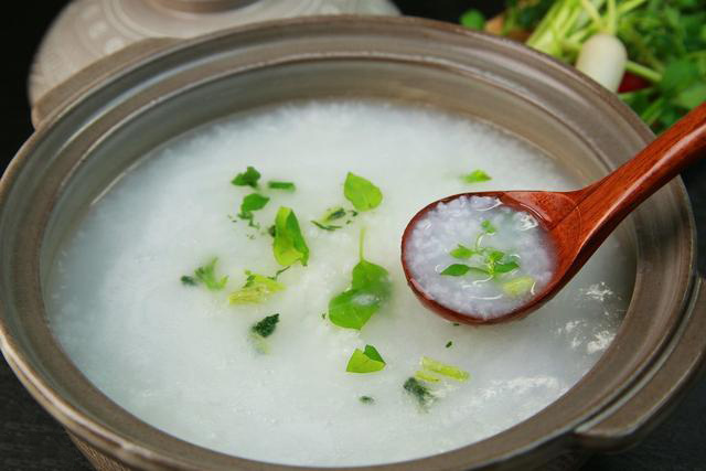 砂锅什么材质的好，金刚煲砂锅是什么材质（冬季煲汤砂锅选购指南）