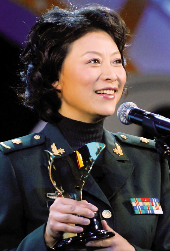 著名演员岳红：生女五个月被离婚，单亲妈妈31年，风光背后有眼泪