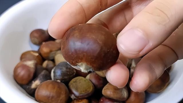 怎样把板栗从树上取下来—怎样得到好的板栗，板栗怎么取出来（板栗快速去壳的小妙招）