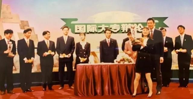 姜丰的前夫，她曾为嫁英国高管改国籍离开央视（前央视主持赴英留学生子）