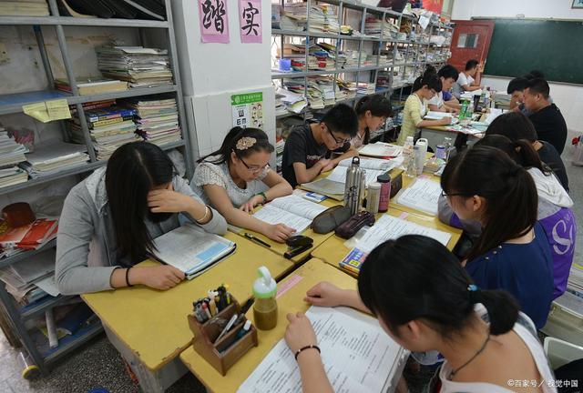 女生咋在学校混老大（上完初中可以考高中）