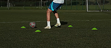 足球防守员的注意事项，足球前锋注意事项（用这四招助你在场上摆脱压力永不丢球）