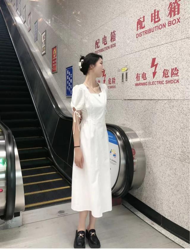 松紧腰连衣裙适合什么身材，松紧腰连衣裙的好处（上紧下松的收腰连衣裙适合什么身材）