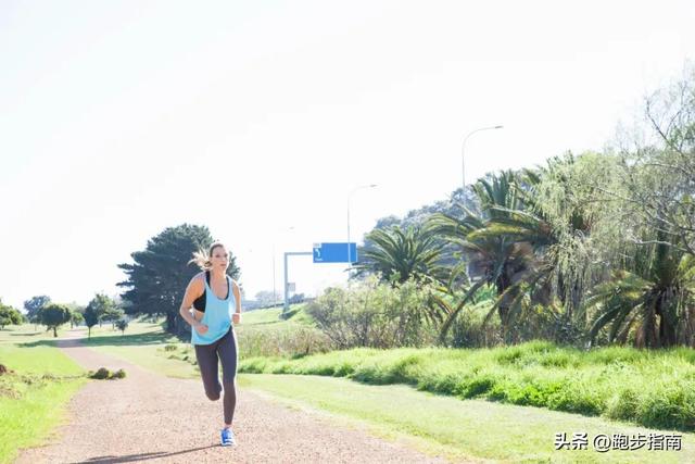 每天坚持跑5公里一个月能瘦多少，每天跑5公里一个月瘦多少（每天慢跑5公里，多久能瘦下来）