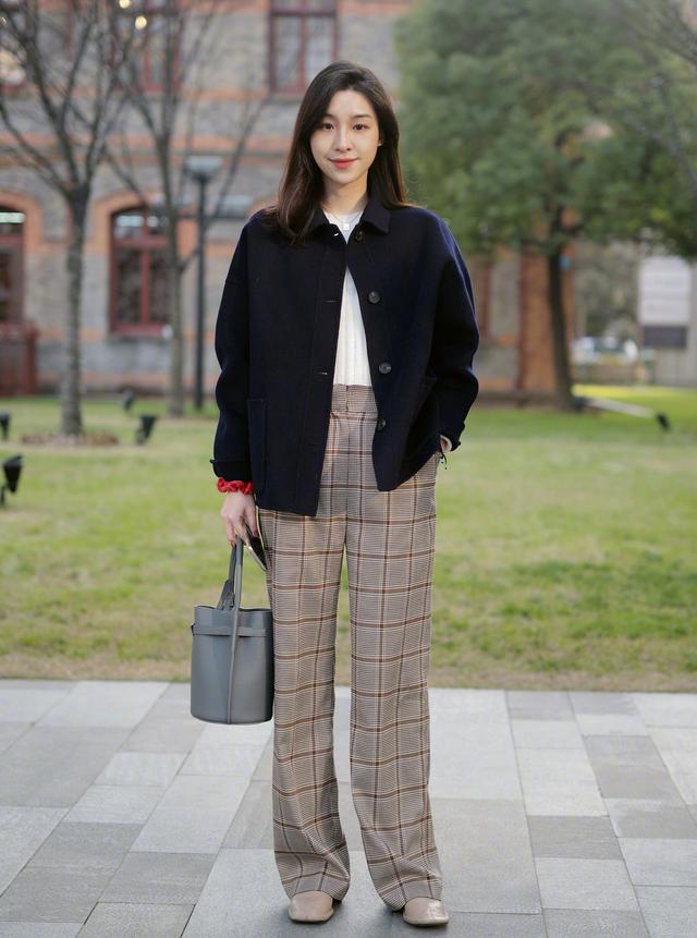 阔腿裤配什么鞋子好看，阔腿裤搭配什么鞋子好看（穿阔腿裤不要搭“高跟鞋”）