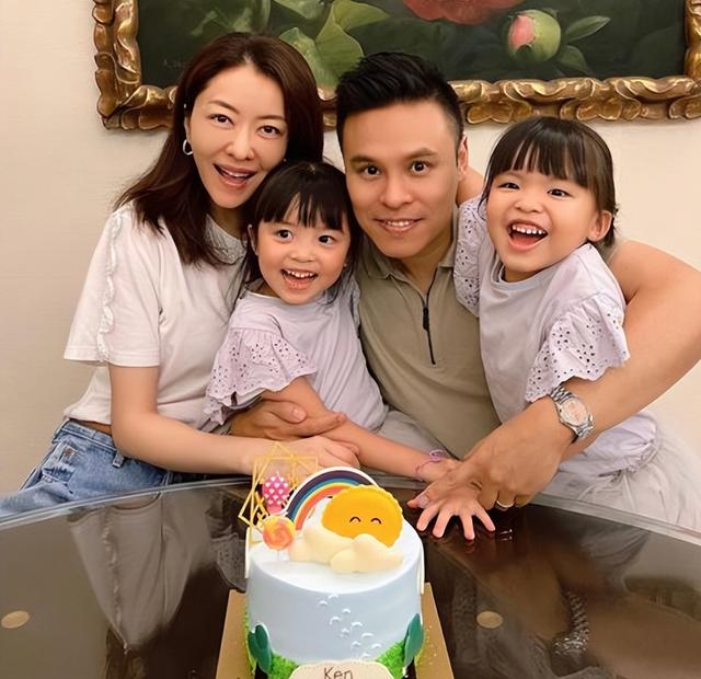 熊黛林为郭可颂庆生，与双胞胎女儿献吻老公，一家四口幸福同框