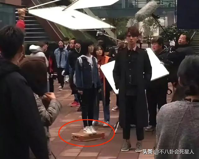 矮个女星谎报身高，穿高跷、垫木板、踩箱子，一拍戏就原形毕露
