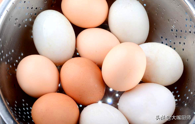鸡蛋放冰箱里的危害，鸡蛋放冰箱里的危害有多大（直接冷藏会变“坏蛋”）