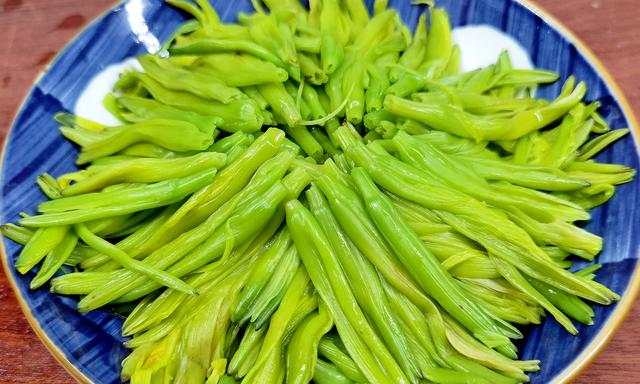 干黄花菜的做法，干黄花菜的做法大全家常做法（这菜抓紧吃）