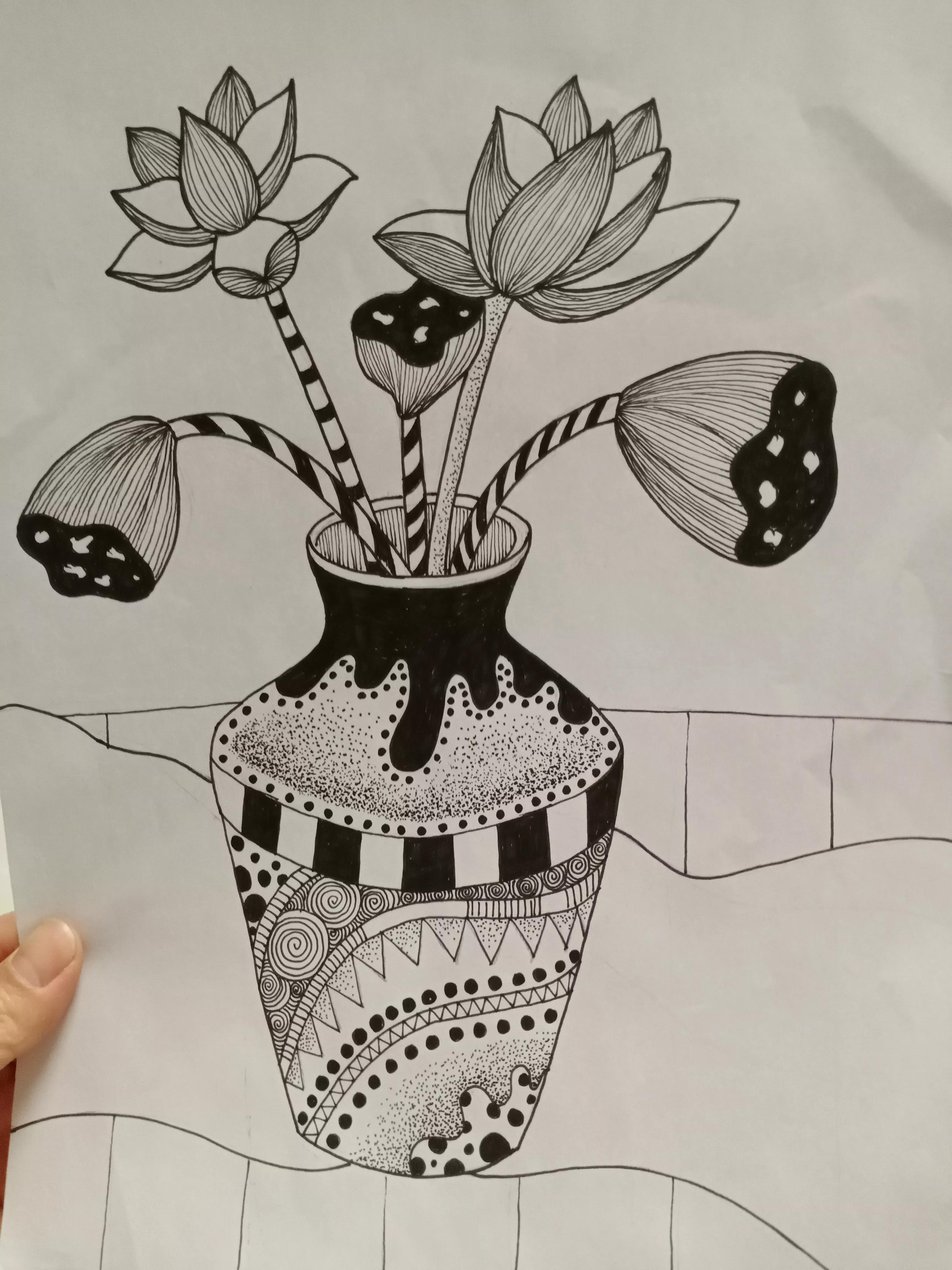 花瓶怎么画好看又简单，怎么画花瓶简笔画（多步骤详细解说线描画《花瓶和花》的画法）