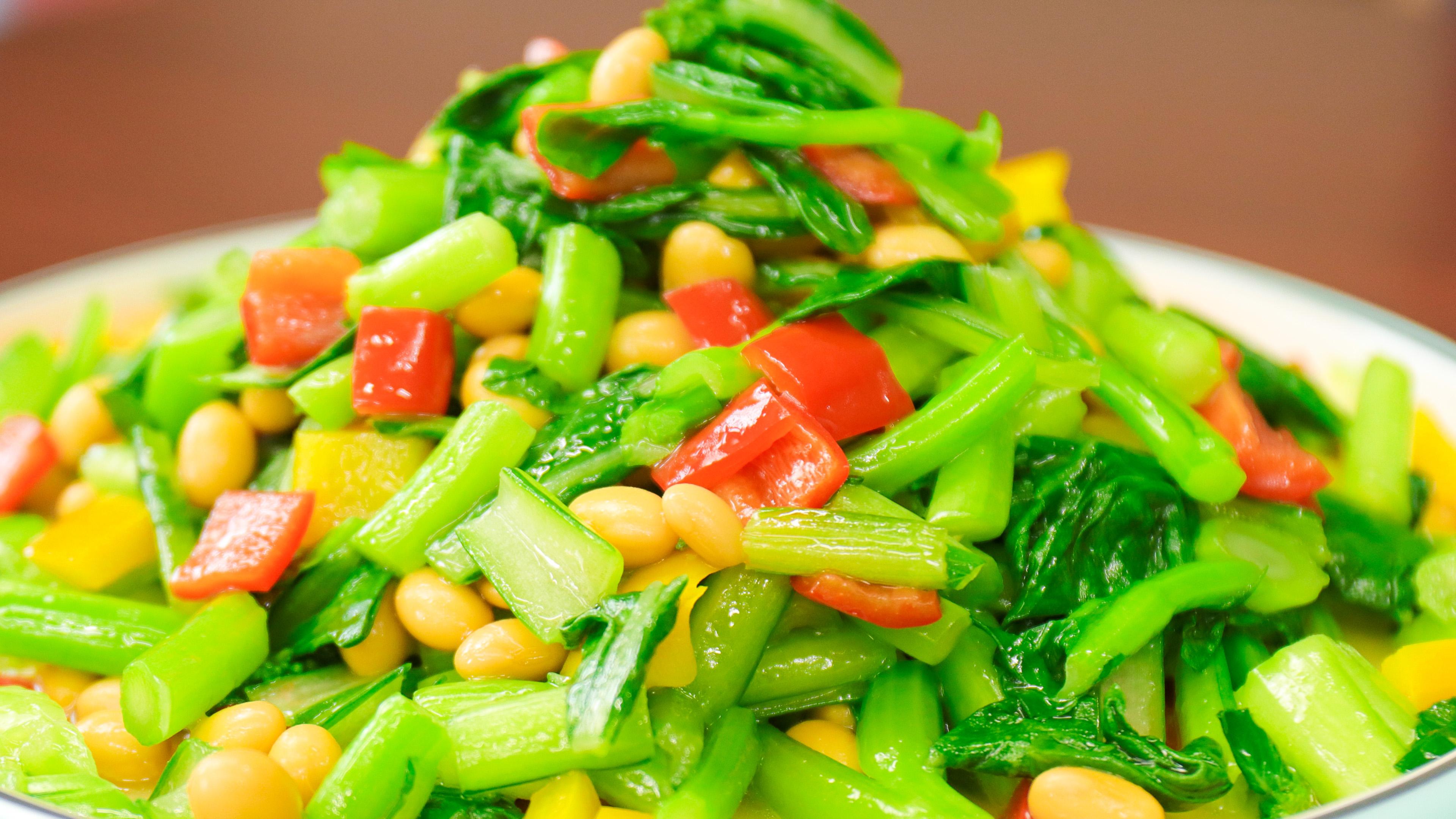 1,准备一把菜心,切成小段,再切成一点黄椒粒和红椒粒,用来搭配颜色.