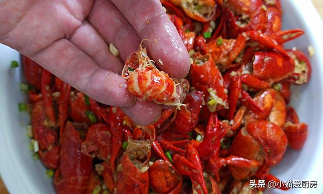 小龙虾的做法大全 蒜蓉小龙虾六步做法，小龙虾的做法大全（就是汤汁拌饭也特别香）