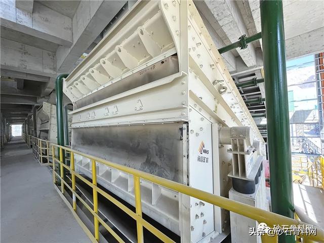 香蕉筛的特点和领域都有哪些，香蕉筛和直线筛的区别（每小时最高通过量38400吨的华新亿吨线是如何选择筛分设备的）